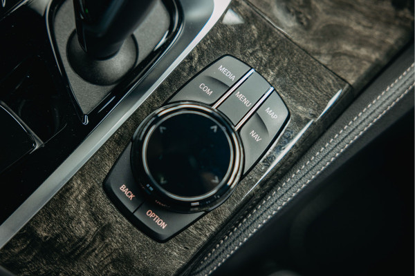 BMW 5 Serie 545e xDrive M pakket | Stoel Verkoeling/verwarming | Harman/Kardon | 360 camera | Luxe stoelen | Alcantara Hemel |