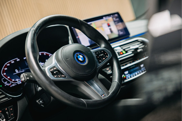 BMW 5 Serie 545e xDrive M pakket | Stoel Verkoeling/verwarming | Harman/Kardon | 360 camera | Luxe stoelen | Alcantara Hemel |