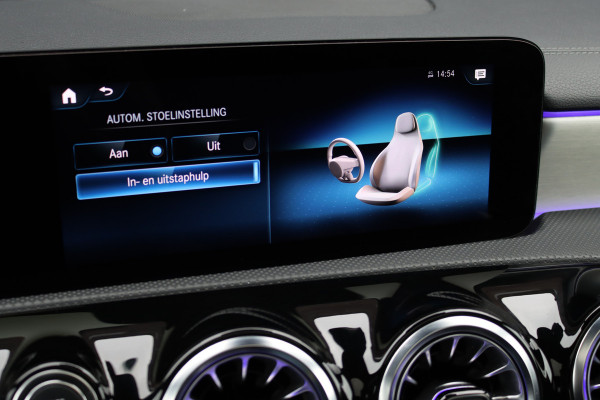 Mercedes-Benz CLA-Klasse 250 e AMG Line | Distronic+ | Panoramadak | Memory | Burmester | HUD | Surround Camera | Keyless Go | Nightpakket | Augmented Reality |