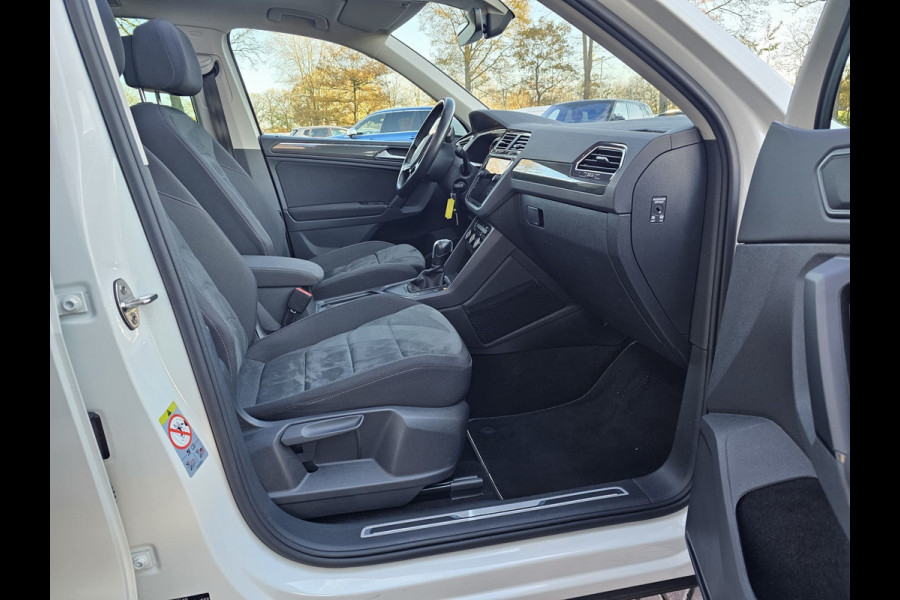 Volkswagen Tiguan 1.5 TSI ACT Comfortline | Automaat | LED | Pano | Stoelverwarming | ACC | App-connect | Lane Assist | Light Assist | Navi | Ambiente |