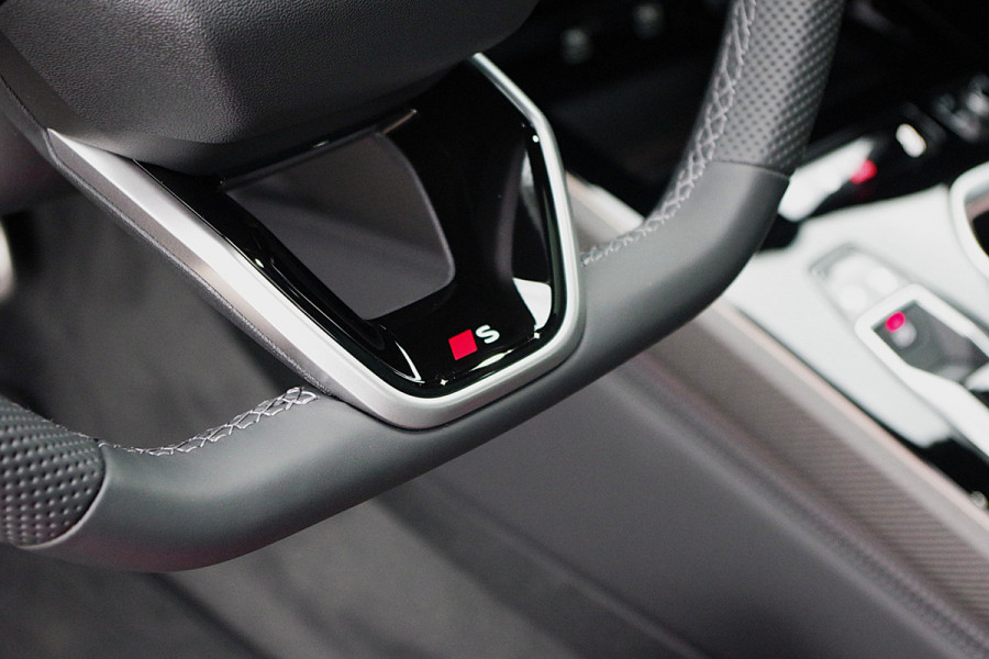 Audi A6 Avant 2.0 e-Hybrid Plug-In Quattro S-Line Edition Competition 367 PK, Luchtvering, Trekhaak, Panoramadak