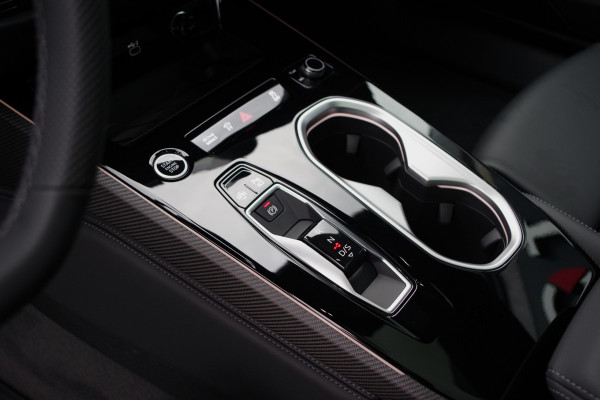 Audi A6 Avant 2.0 e-Hybrid Plug-In Quattro S-Line Edition Competition 367 PK, Luchtvering, Trekhaak, Panoramadak