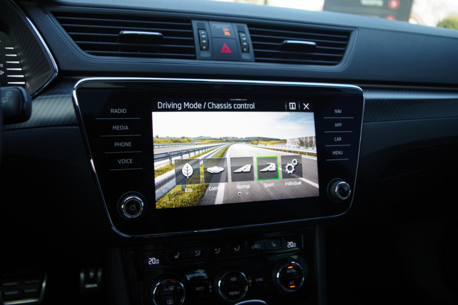 Škoda Superb Combi 1.4 TSI iV 218m PK Sportline BNS PHEV, Panoramadak, Adap. Cruise Control, Matrix-LED