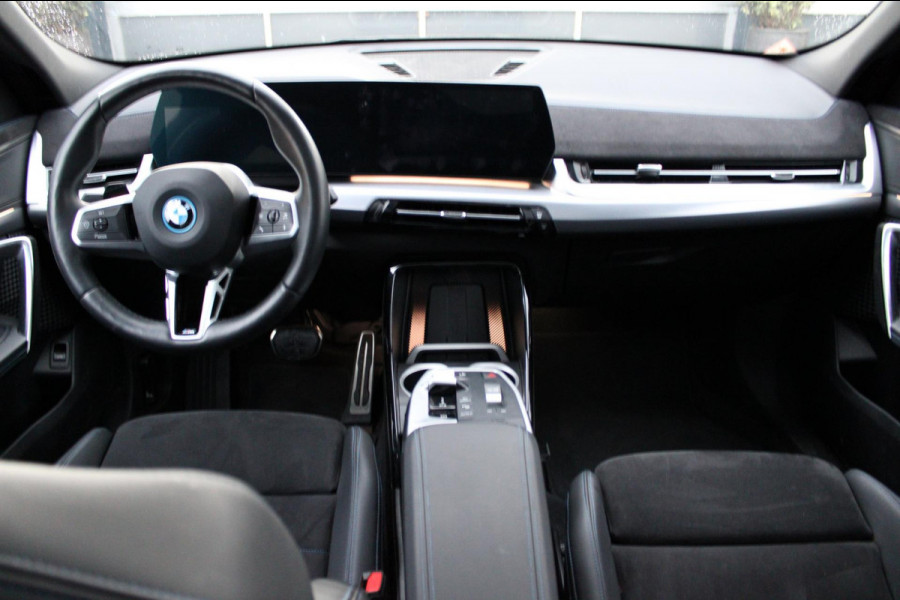 BMW iX2 EDrive20 67 kWh/M-Pakket/Pano