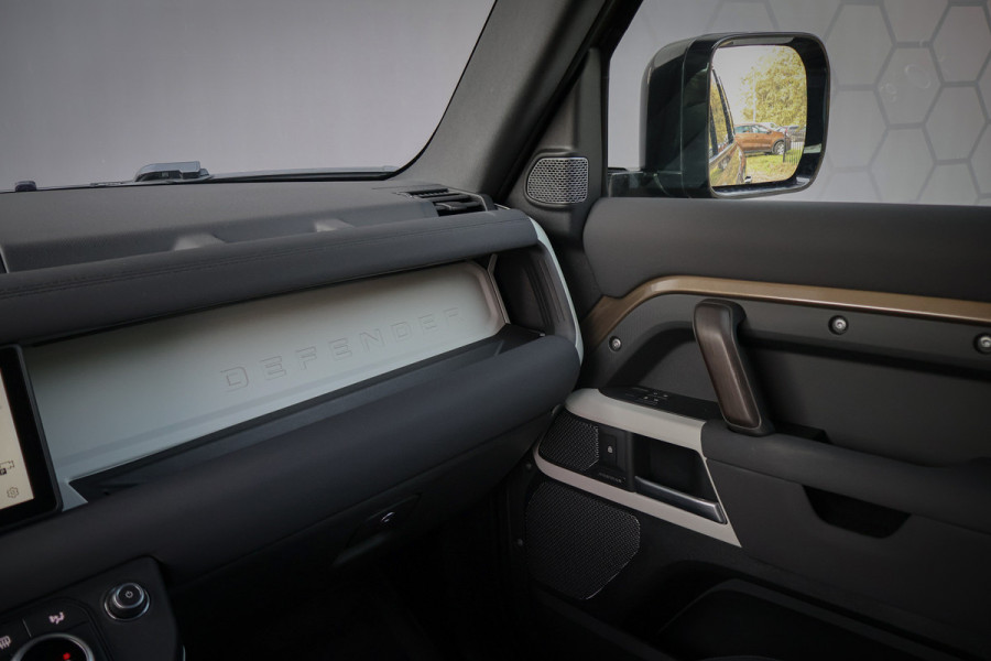 Land Rover Defender 110 P400e 110 SE | ADAPTIVE CRUISE | BLACK PACK | COMFORT PACK | COLD CLIMATE PACK | OFF-ROAD PACK | HEAD-UP | CLEARSIGHT BINNEN