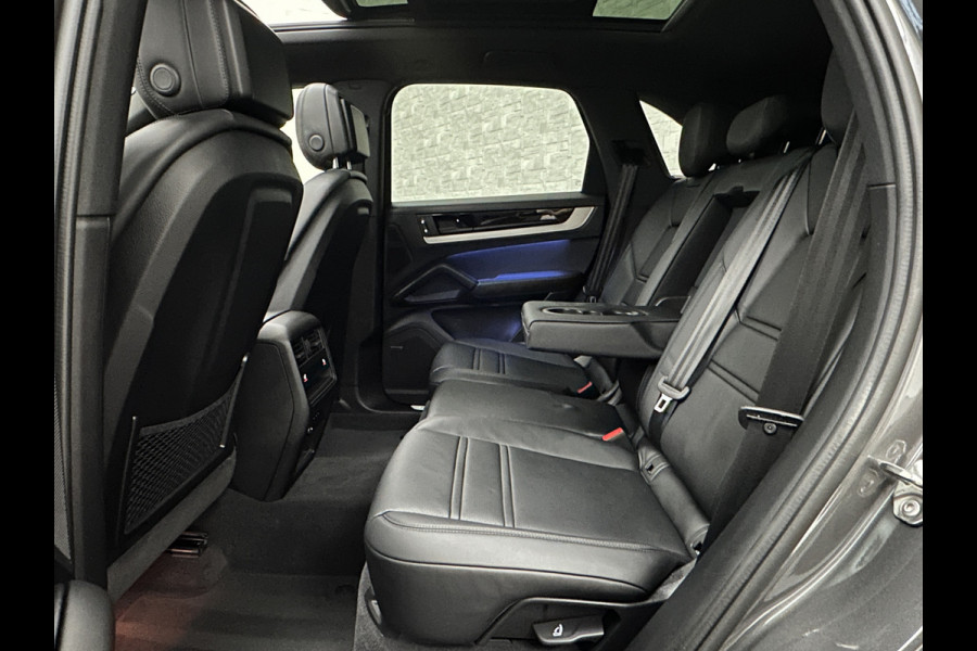 Porsche Cayenne 3.0 E-Hybrid | 360 Camera | ACC | Sport-Design | Panorama | Soft-Close | Nachtzicht | Stoelventilatie | BOSE | Sport-Chrono | Luchtvering | Trekhaak | Stoelverwarming V+A  | Sport-Uitlaat | Matrix-LED | 22'' | Keyless-Entry | Stuurverwarming | Comfortstoelen | Memory | Carplay |