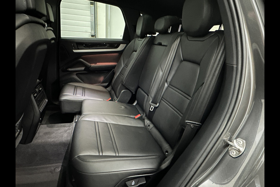 Porsche Cayenne 3.0 E-Hybrid | 360 Camera | ACC | Sport-Design | Panorama | Soft-Close | Nachtzicht | Stoelventilatie | BOSE | Sport-Chrono | Luchtvering | Trekhaak | Stoelverwarming V+A  | Sport-Uitlaat | Matrix-LED | 22'' | Keyless-Entry | Stuurverwarming | Comfortstoelen | Memory | Carplay |
