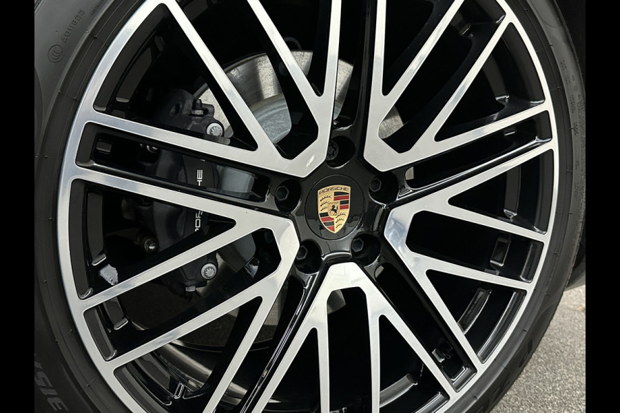 Porsche Cayenne 3.0 E-Hybrid | 360 Camera | ACC | Sport-Design | Panorama | Soft-Close | Nachtzicht | Stoelventilatie | BOSE | Sport-Chrono | Luchtvering | Trekhaak | Stoelverwarming V+A  | Sport-Uitlaat | Matrix-LED | 22'' | Keyless-Entry | Stuurverwarming | Comfortstoelen | Memory | Carplay |