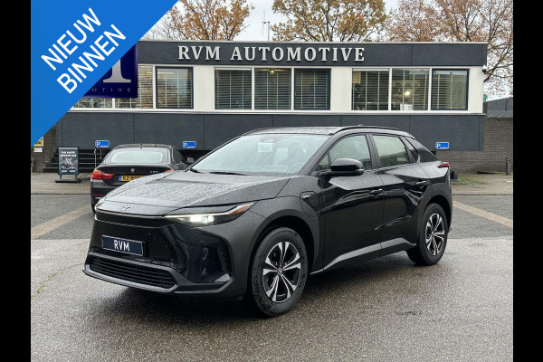 Toyota Bz4x Active 71 kWh 3 FASE| NIEUWE AUTO!!| 10 JAAR VOLLEDIGE FABRIEKSGARANTIE TOYOTA!| WARMTEPOMP| ADAPTIVE CRUISE| ACHTERUITRIJ CAMERA|