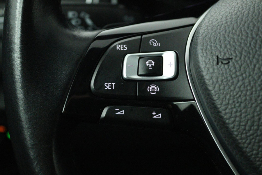 Volkswagen T-Roc 1.5 TSI Sport Business R (PANORAMADAK, STOEL/STUUR VERWARMING, DIGITALE COCKPIT, ACHTERUITRIJCAMERA)