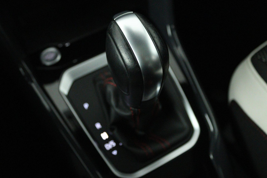 Volkswagen T-Roc 1.5 TSI Sport Business R (PANORAMADAK, STOEL/STUUR VERWARMING, DIGITALE COCKPIT, ACHTERUITRIJCAMERA)