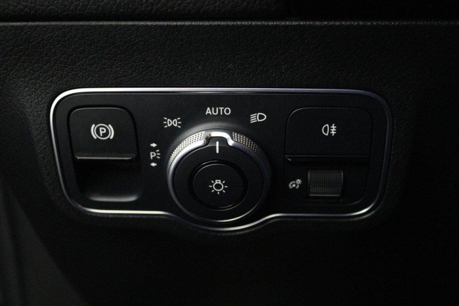 Mercedes-Benz GLA 180 Business Solution Luxury (SFEERVERLICHTING, STOELVERWARMING, CRUISE CONTROL, ACHTERUITRIJCAMERA)