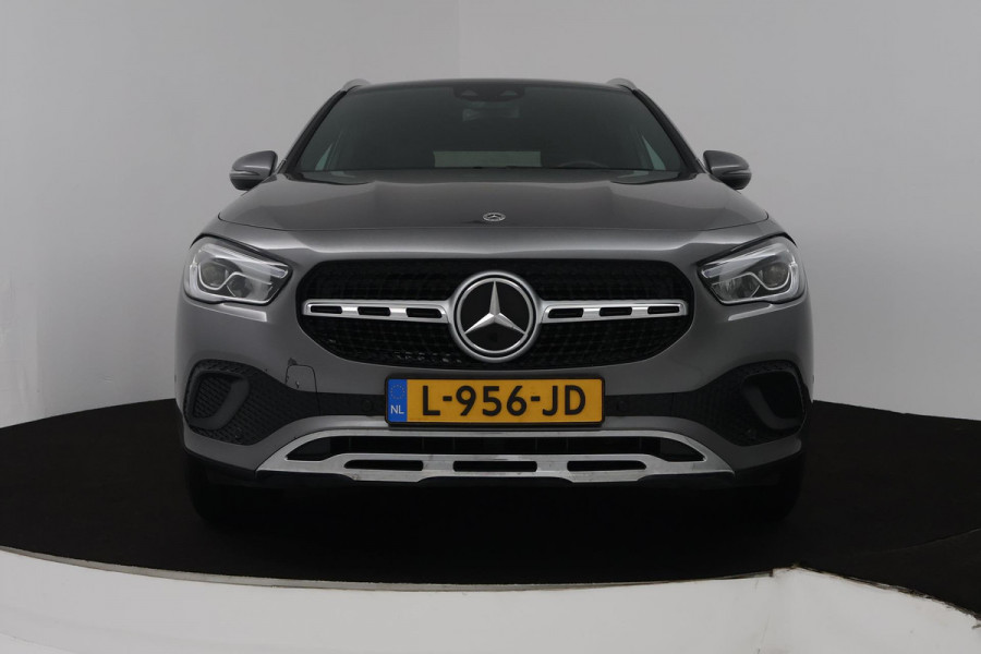 Mercedes-Benz GLA 180 Business Solution Luxury (SFEERVERLICHTING, STOELVERWARMING, CRUISE CONTROL, ACHTERUITRIJCAMERA)