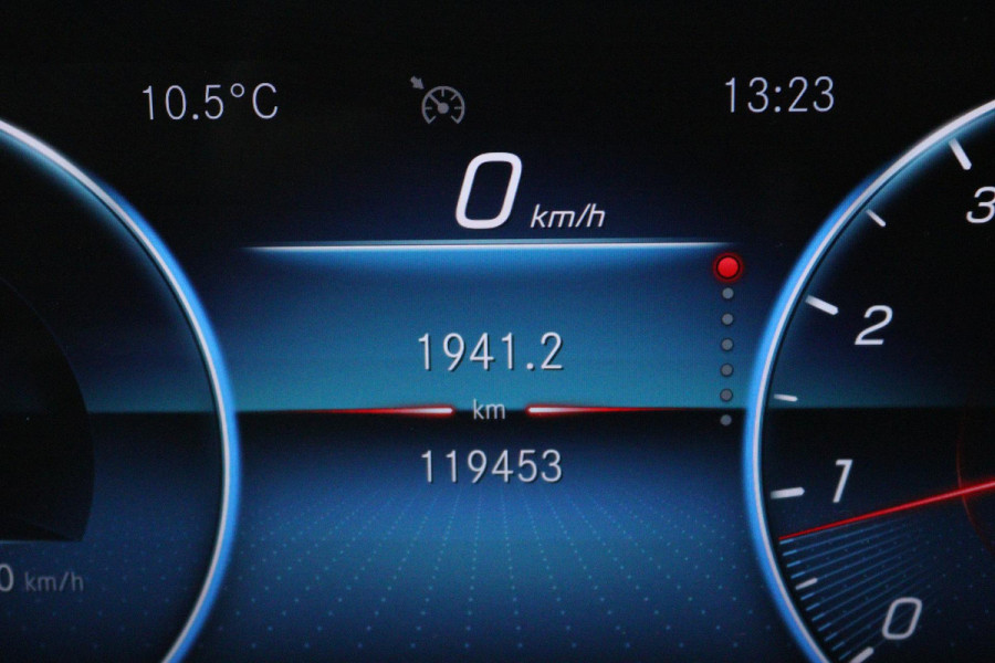 Mercedes-Benz GLA 180 Business Solution Luxury (SFEERVERLICHTING, STOELVERWARMING, CRUISE CONTROL, ACHTERUITRIJCAMERA)