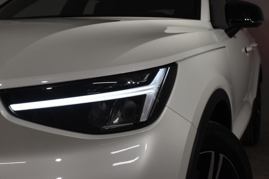 Volvo XC40 B4 211PK Automaat Plus Dark / Navigatie / Adaptive Cruise / Harman Kardon / Stuur- & Stoelverwarming / Elektrische achterklep / Achteruitrijcamera / Elektrische stoelverst. met geheugen