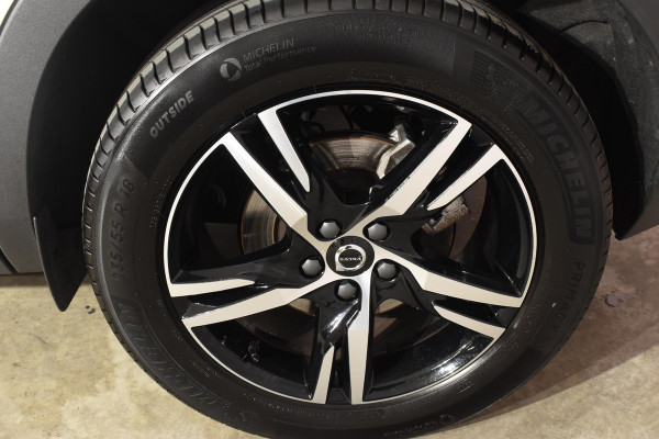 Volvo XC40 B4 211PK Automaat Plus Dark / Navigatie / Adaptive Cruise / Harman Kardon / Stuur- & Stoelverwarming / Elektrische achterklep / Achteruitrijcamera / Elektrische stoelverst. met geheugen