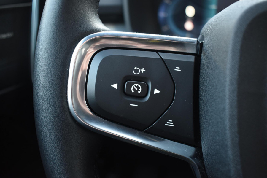 Volvo XC40 B4 211PK Automaat Plus Dark / Navigatie / Adaptive Cruise / Harman Kardon / Stuur- & Stoelverwarming / Elektrische achterklep / Achteruitrijcamera / Elektrische stoelverst. met geheugen