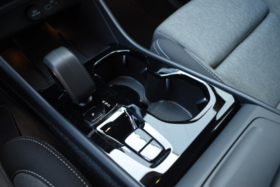 Volvo XC40 B4 211PK Automaat Plus Dark / Navigatie / Adaptive Cruise / Harman Kardon / Stuur- & Stoelverwarming / Elektrische achterklep / Achteruitrijcamera / Elektrische stoelverst. met geheugen