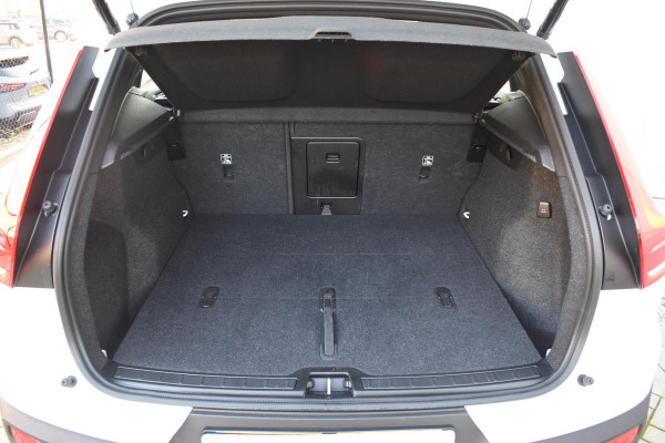 Volvo XC40 B4 211PK Automaat Plus Dark / Navigatie / Adaptive Cruise / Harman Kardon / Stuur- & Stoelverwarming / Elektrische achterklep / Achteruitrijcamera / Elektrische stoelverst. met geheugen