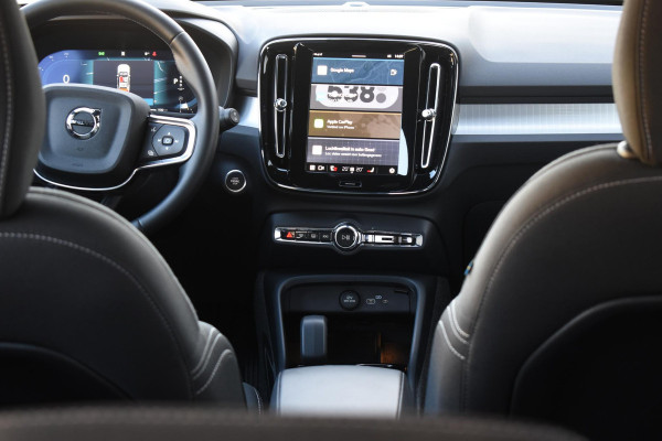 Volvo XC40 B4 211PK Automaat Plus Dark / Navigatie / Adaptive Cruise / Harman Kardon / Stuur- & Stoelverwarming / Elektrische achterklep / Achteruitrijcamera / Elektrische stoelverst. met geheugen