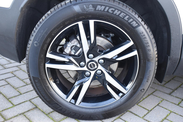 Volvo XC40 B4 211PK Automaat Plus Dark / Navigatie / Adaptive Cruise / Harman Kardon / Stuur- & Stoelverwarming / Elektrische achterklep / Achteruitrijcamera / Elektrische stoelverst. met geheugen