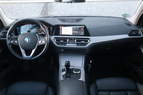 BMW 3 Serie Touring 330e xDrive Business Edition Plus Pano dak / Laser / Sportstoelen / Leder /