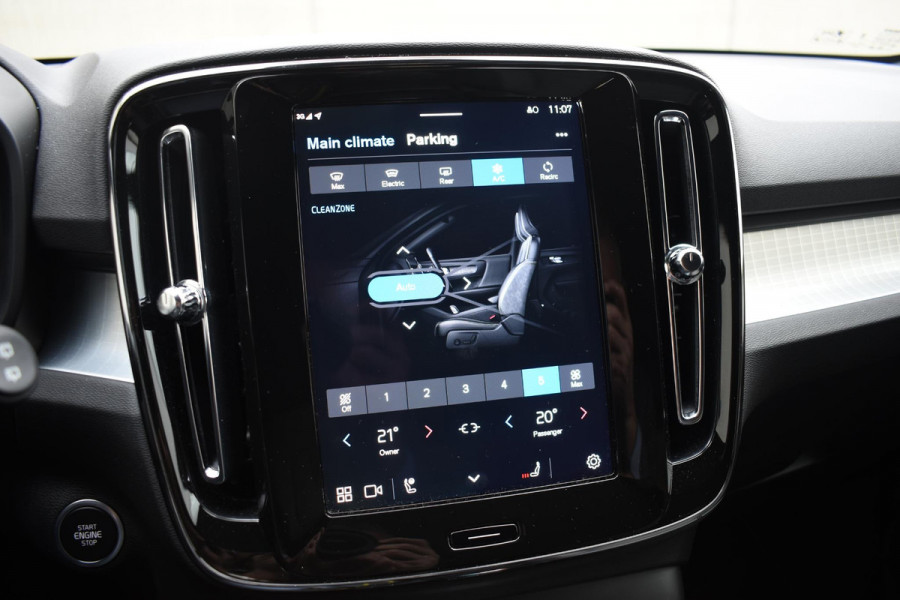 Volvo XC40 B4 211PK Automaat Plus Dark / Navigatie / Adaptive Cruise / Harman Kardon / Stuur- & Stoelverwarming / Elektrische achterklep / Achteruitrijcamera / Elektrische stoelverst. met geheugen