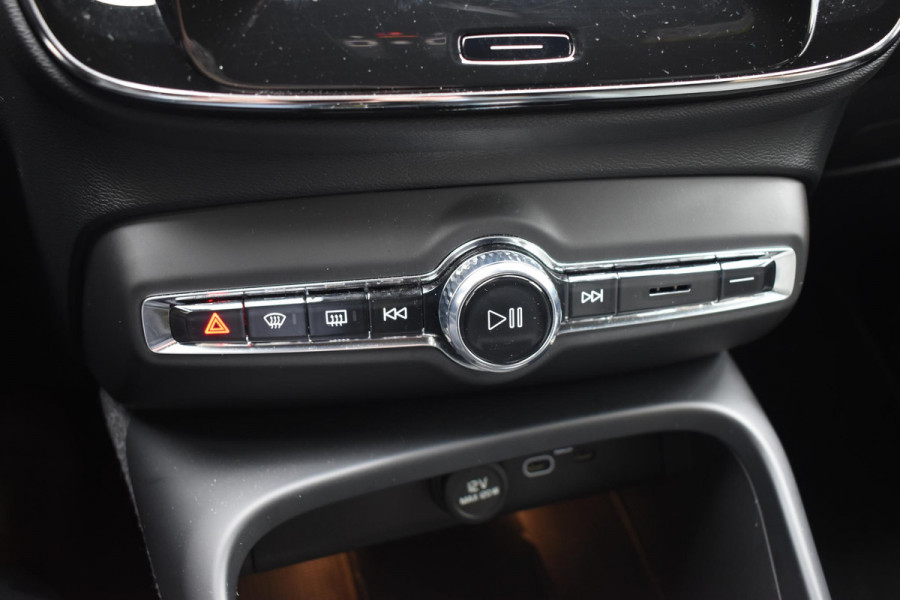 Volvo XC40 B4 211PK Automaat Plus Dark / Navigatie / Adaptive Cruise / Harman Kardon / Stuur- & Stoelverwarming / Elektrische achterklep / Achteruitrijcamera / Elektrische stoelverst. met geheugen