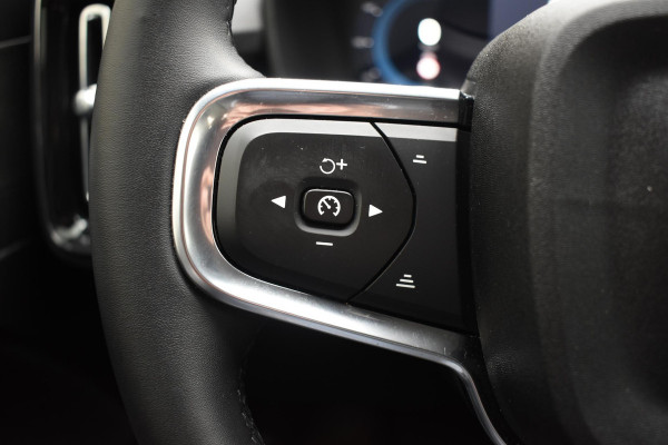 Volvo XC40 B4 211PK Automaat Plus Dark / Navigatie / Adaptive Cruise / Harman Kardon / Stuur- & Stoelverwarming / Elektrische achterklep / Achteruitrijcamera / Elektrische stoelverst. met geheugen