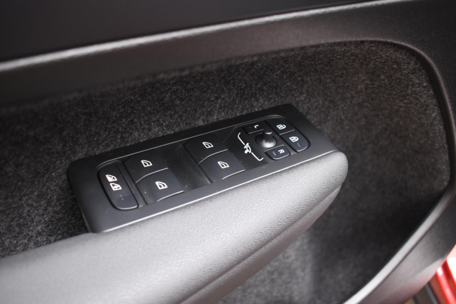 Volvo XC40 B4 211PK Automaat Plus Dark / Navigatie / Adaptive Cruise / Harman Kardon / Stuur- & Stoelverwarming / Elektrische achterklep / Achteruitrijcamera / Elektrische stoelverst. met geheugen