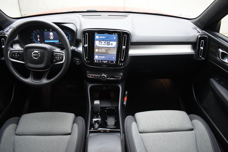Volvo XC40 B4 211PK Automaat Plus Dark / Navigatie / Adaptive Cruise / Harman Kardon / Stuur- & Stoelverwarming / Elektrische achterklep / Achteruitrijcamera / Elektrische stoelverst. met geheugen