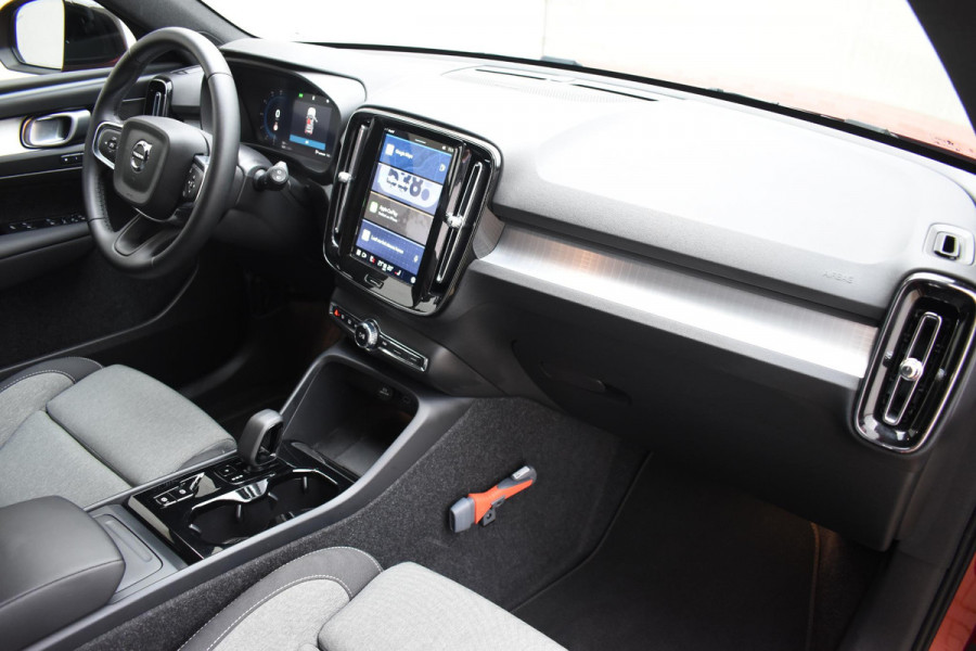 Volvo XC40 B4 211PK Automaat Plus Dark / Navigatie / Adaptive Cruise / Harman Kardon / Stuur- & Stoelverwarming / Elektrische achterklep / Achteruitrijcamera / Elektrische stoelverst. met geheugen
