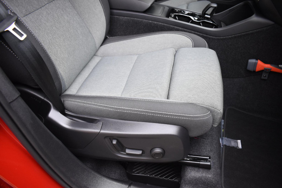 Volvo XC40 B4 211PK Automaat Plus Dark / Navigatie / Adaptive Cruise / Harman Kardon / Stuur- & Stoelverwarming / Elektrische achterklep / Achteruitrijcamera / Elektrische stoelverst. met geheugen