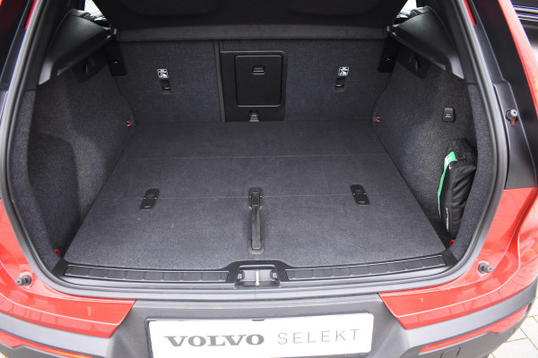 Volvo XC40 B4 211PK Automaat Plus Dark / Navigatie / Adaptive Cruise / Harman Kardon / Stuur- & Stoelverwarming / Elektrische achterklep / Achteruitrijcamera / Elektrische stoelverst. met geheugen