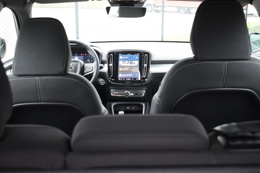 Volvo XC40 B4 211PK Automaat Plus Dark / Navigatie / Adaptive Cruise / Harman Kardon / Stuur- & Stoelverwarming / Elektrische achterklep / Achteruitrijcamera / Elektrische stoelverst. met geheugen