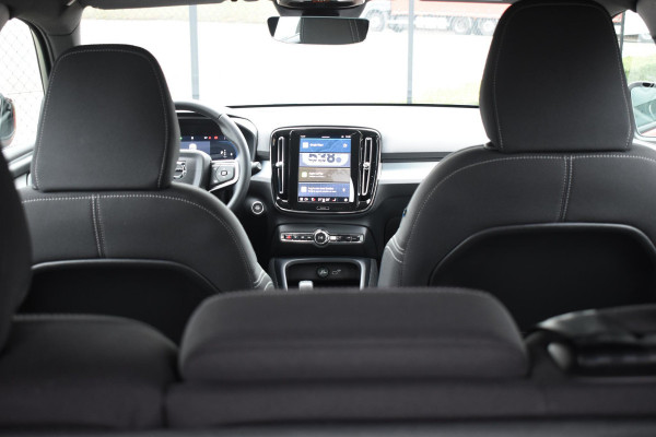 Volvo XC40 B4 211PK Automaat Plus Dark / Navigatie / Adaptive Cruise / Harman Kardon / Stuur- & Stoelverwarming / Elektrische achterklep / Achteruitrijcamera / Elektrische stoelverst. met geheugen
