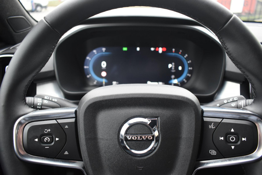Volvo XC40 B4 211PK Automaat Plus Dark / Navigatie / Adaptive Cruise / Harman Kardon / Stuur- & Stoelverwarming / Elektrische achterklep / Achteruitrijcamera / Elektrische stoelverst. met geheugen
