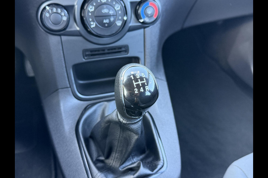 Ford Fiesta 1.0 EcoBoost Titanium 1e Eigenaar,Trekhaak,Airco,Weinig km,Distributie recent vervangen,5 Deurs,Nieuwe Apk bij Aflevering