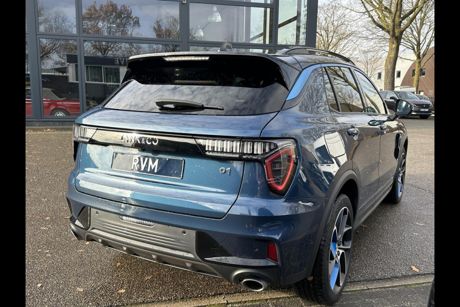 Lynk & Co 01 1.5 VAN: €30.900,- VOOR: €28.440,- UW EINDEJAARSVOORDEEL: €2.460,- | 11.000KM! PHEV PLUG-IN HYBRIDE | COMPLETE AUTO / ZWARTE HEMEL | ELEKTRISCH PANORAMADAK | FULL OPTIONS | LYNK & CO GARANTIE T/M 4-2028 | RIJKLAAR GELEVERD | BTW VERREKENBAAR