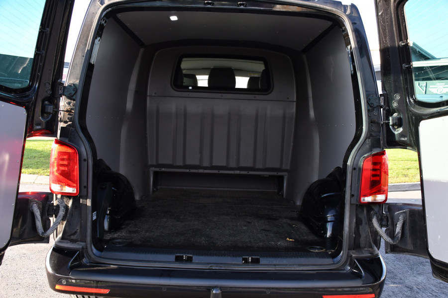 Volkswagen Transporter 2.0 TDI L2H1 30 DC Bulli Black Edition Virtual, Adaptie cruise, Camera, Carplay, 199pk, Sensoren, Automaat, Leder, Trekhaak, LED, 2 x Schuifdeur, Uniek!