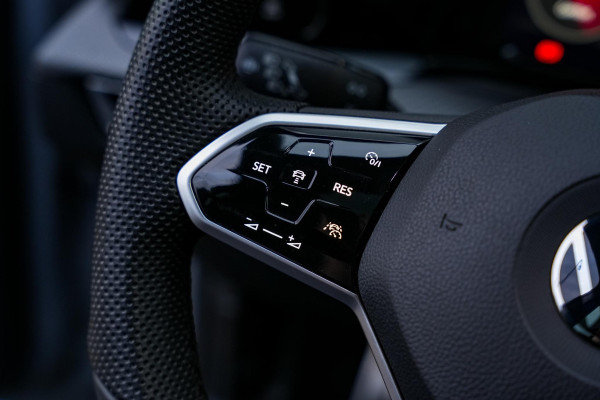 Volkswagen Golf 1.5 eTSI R-Line Business Panodak IQ Light Camera DAB+ ACC Navigatie Stoel-stuurverw. LPG Alcantara