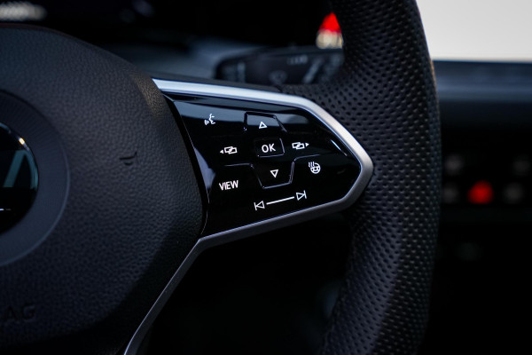 Volkswagen Golf 1.5 eTSI R-Line Business Panodak IQ Light Camera DAB+ ACC Navigatie Stoel-stuurverw. LPG Alcantara