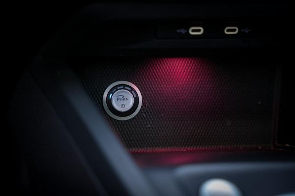 Volkswagen Golf 1.5 eTSI R-Line Business Panodak IQ Light Camera DAB+ ACC Navigatie Stoel-stuurverw. LPG Alcantara