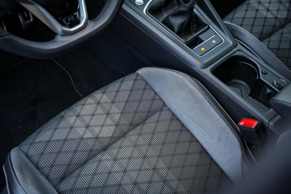 Volkswagen Golf 1.5 eTSI R-Line Business Panodak IQ Light Camera DAB+ ACC Navigatie Stoel-stuurverw. LPG Alcantara