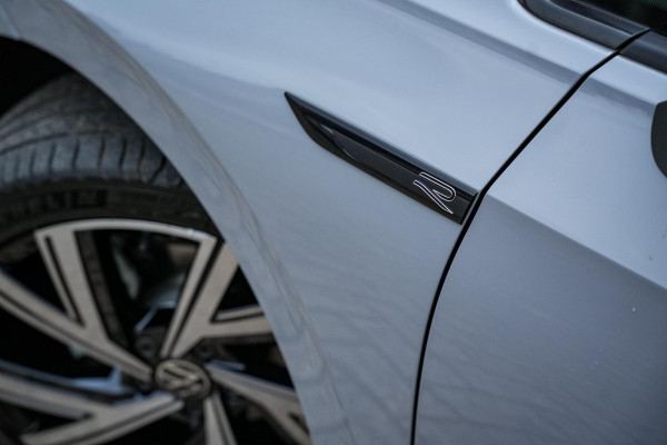 Volkswagen Golf 1.5 eTSI R-Line Business Panodak IQ Light Camera DAB+ ACC Navigatie Stoel-stuurverw. LPG Alcantara