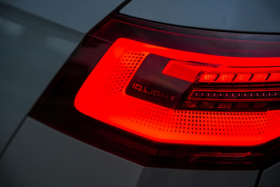 Volkswagen Golf 1.5 eTSI R-Line Business Panodak IQ Light Camera DAB+ ACC Navigatie Stoel-stuurverw. LPG Alcantara