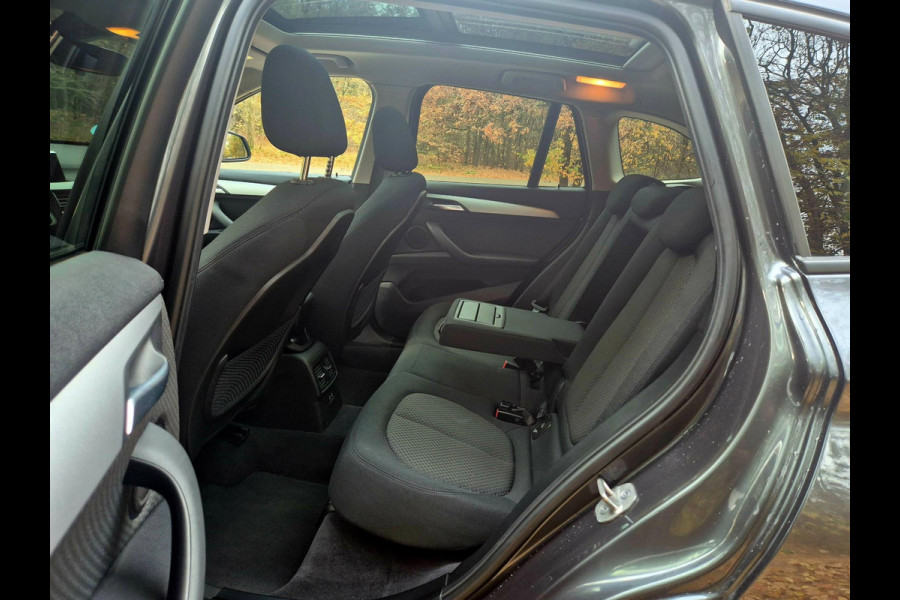 BMW X1 SDrive18i Executive . Panoramadak . 37000 km