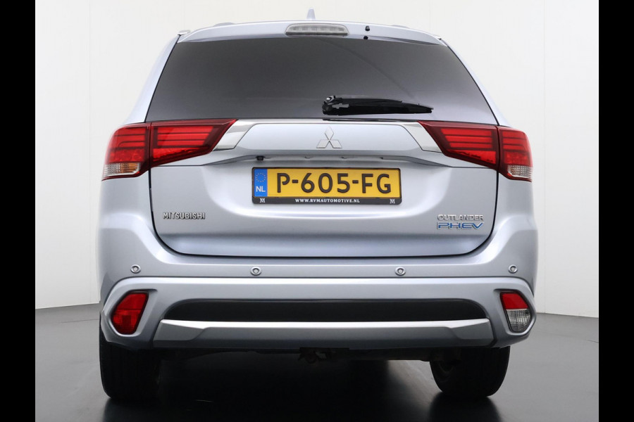 Mitsubishi Outlander 2.0 PHEV Prestige+ VAN: €23.900,- VOOR: €19.440,- UW EINDEJAARSVOORDEEL: €4.460,- | VEEL OPTIES!| ELEK. STOEL| ELEK. ACHTERKLEP| STOEL/STUURVERWARMING | AFNEEMBARE TREKHAAK | PANO DAK | ACHTERUITRIJ CAMERA |