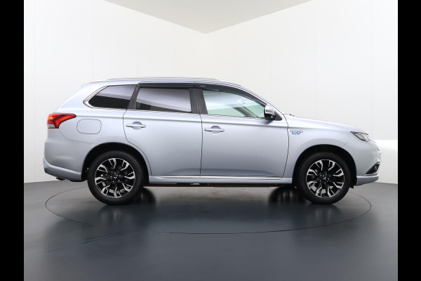 Mitsubishi Outlander 2.0 PHEV Prestige+ VAN: €23.900,- VOOR: €19.440,- UW EINDEJAARSVOORDEEL: €4.460,- | VEEL OPTIES!| ELEK. STOEL| ELEK. ACHTERKLEP| STOEL/STUURVERWARMING | AFNEEMBARE TREKHAAK | PANO DAK | ACHTERUITRIJ CAMERA |
