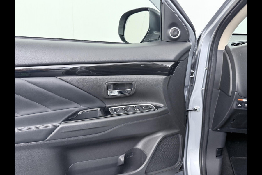 Mitsubishi Outlander 2.0 PHEV Prestige+ VAN: €23.900,- VOOR: €19.440,- UW EINDEJAARSVOORDEEL: €4.460,- | VEEL OPTIES!| ELEK. STOEL| ELEK. ACHTERKLEP| STOEL/STUURVERWARMING | AFNEEMBARE TREKHAAK | PANO DAK | ACHTERUITRIJ CAMERA |